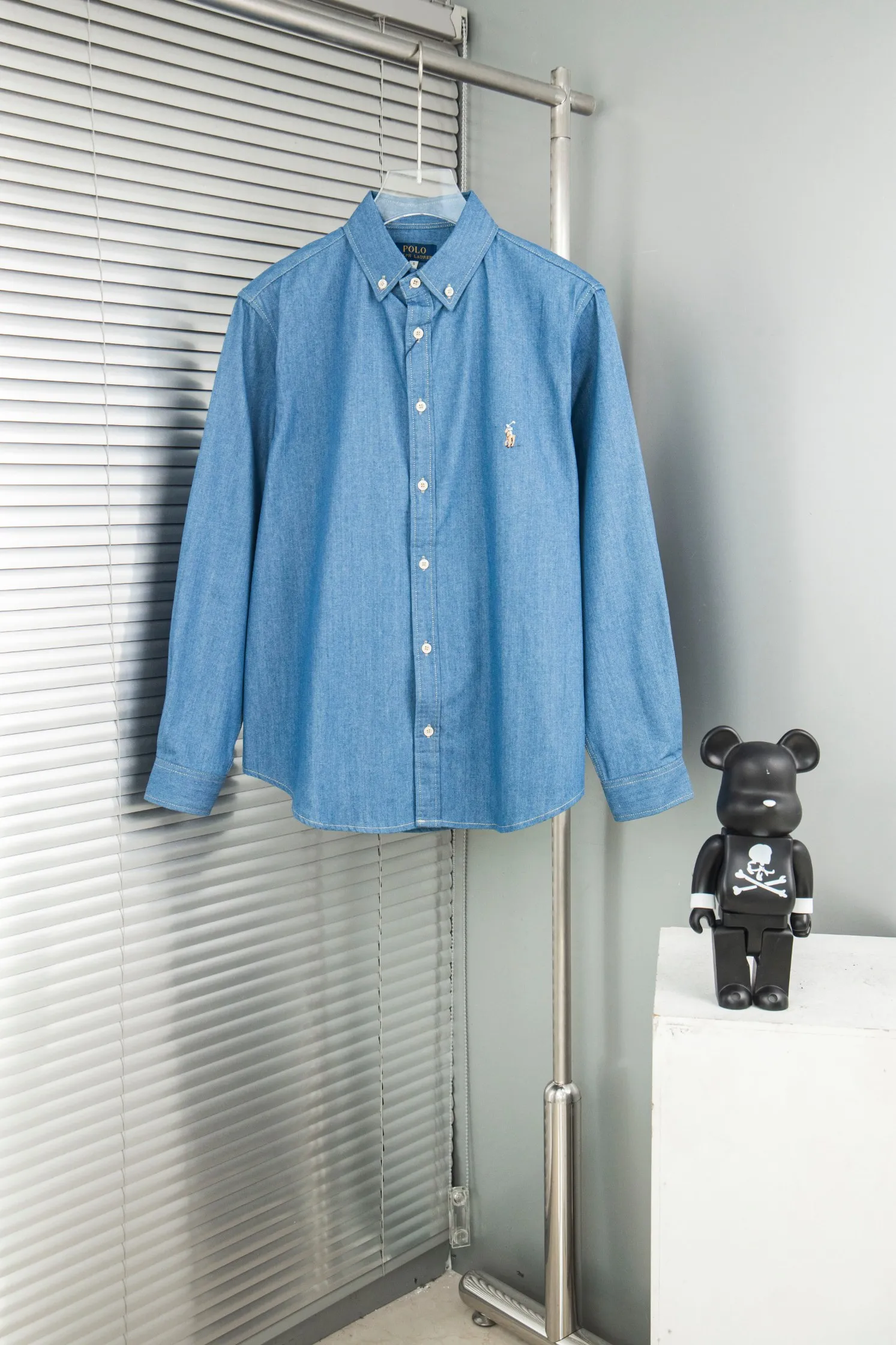 🅿️250 new model number: B115 Ralph Lauren/Ralph Lauren classic color small label couple style washed denim long-sleeved shirt 1️⃣Made of high-quality denim fabric, the upper body is soft and comfortable, extremely delicate, the hand feels solid, smooth and soft. The fabric does not wrinkle, and the hand feel is invincible. The details are handled perfectly! 2️⃣Adopting the washing process, the workmanship details are perfectly controlled. They are all hemmed with vest technology, and the inside of the sleeves are also different. Different from the four-needle and five-thread workmanship, the collar is also designed with interlining, which shows high-end fashion and individuality. The style is fashionable, simple and elegant! 3️⃣It is very youthful and energetic, and can be easily worn by both men and women. It is very in line with the fashion aesthetic concepts of today's young people! Color: light blue, dark blue Size: S, M, L, XL